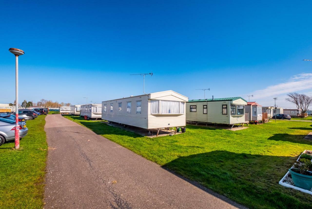 Caravan Beach Holiday Hotel Saint Osyth Екстериор снимка